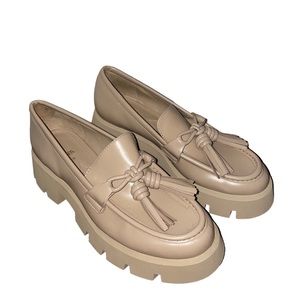 Elegant Beige Loafers with Tassel Detail